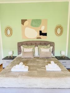 una camera da letto con un letto grande con due asciugamani bianchi di NEW! Vatican Domizia Apartment a Roma