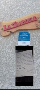 Una patineta de madera colocada encima de un papel. en LA TRABOULE Maison de ville avec extérieur, en Aurec-sur-Loire