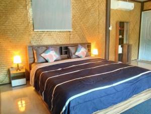 Alisa Villa, Ubon Cottage في Ban Pla Duk: غرفة نوم بها سرير كبير في الغرفة