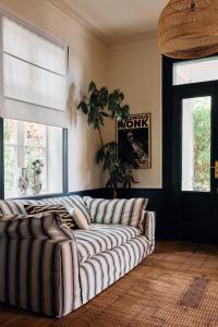 Posezení v ubytování Privates Zimmer in Villa mit Blick auf die Elbe