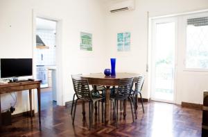 a dining room with a table and chairs at Dolcevita suite in Rome +9 photos