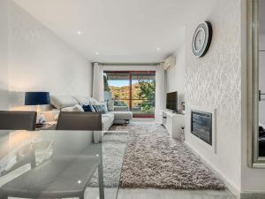 TV a/nebo společenská místnost v ubytování Luxury apartament in Benahavis