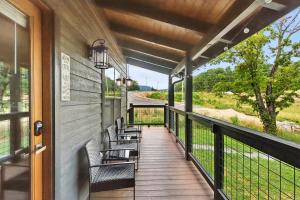 Μπαλκόνι ή βεράντα στο Mountain Cabin Getaway Jacuzzi & Stunning Views cabin +23 φωτογραφίες