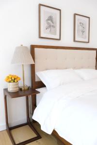 ein Schlafzimmer mit einem Bett und einem Tisch mit einer Lampe in der Unterkunft Brooklyn Hideaway in Brooklyn + 28 Fotos