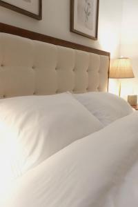 ein weißes Bett mit einer großen weißen Tagesdecke in der Unterkunft Brooklyn Hideaway in Brooklyn