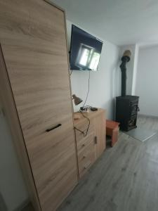 un gran armario de madera con TV encima. en Apartmán KPS, en Kalameny