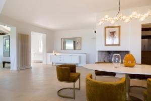 a kitchen and living room with a table and chairs at Villa Elicriso in Olbia