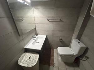 Ένα μπάνιο στο Alia Mare Apartment
