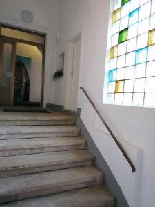 a staircase with a stained glass window and a woman at Nr 11 Gästeoase für 4 Personen Familie mit Umkleide Herzens der Stadt in Annaberg-Buchholz
