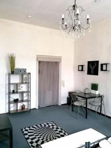 a living room with a table and a chandelier at Nr 11 Gästeoase für 4 Personen Familie mit Umkleide Herzens der Stadt in Annaberg-Buchholz