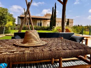 un sombrero de paja sentado sobre una mesa en Villa moderne avec Piscine privée à 30 mins d'Agadir, en Sidi Bibi