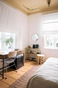 Postel nebo postele na pokoji v ubytování Privates Zimmer in Villa mit Blick auf die Elbe