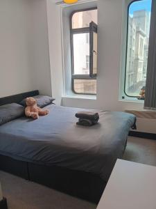 Postel nebo postele na pokoji v ubytování Spacious 2 Bedroom Apartment With Balcony & Parking