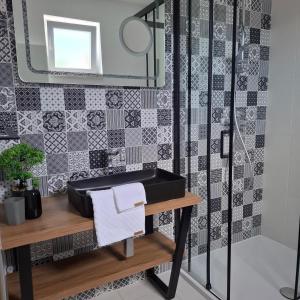 een badkamer met een wastafel en een spiegel bij VILLA ANITA in Sveti Filip i Jakov