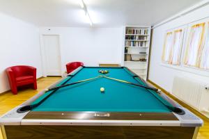 Biliár nebo kulečník v ubytování Hôtel Elite