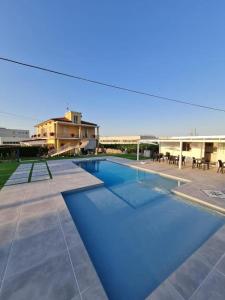 una gran piscina con iluminación azul en un edificio en Villa Luja, en Arielli