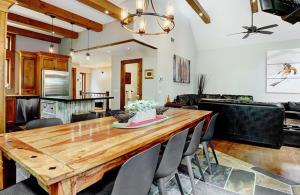 Una cocina y una sala de estar con una mesa y sillas de madera. en Beautiful 5 Bedroom Chalet for Rent in Stoneham, en Stoneham