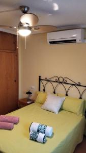 Un dormitorio con una cama con dos almohadas encima. en Yaya Julia, en Santa Pola