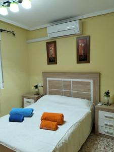 Un dormitorio con una cama con dos toallas encima. en Yaya Julia, en Santa Pola