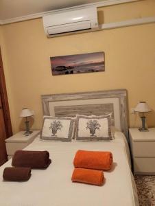 Un dormitorio con una cama con dos almohadas encima. en Yaya Julia, en Santa Pola