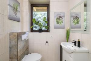 Bilik mandi di Forest Villa - pokoje w pobliżu Suntago
