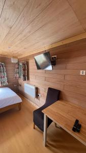una piccola stanza con un letto e un tavolo di Bryn Bettws Lodge a Port Talbot