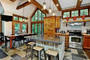 cocina grande con mesa y sillas en Beautiful 5 Bedroom Chalet for Rent in Stoneham, en Stoneham