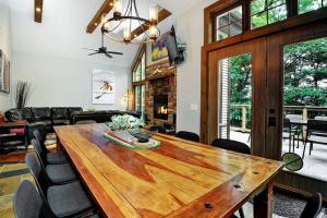 Una sala de estar con una mesa y sillas de madera. en Beautiful 5 Bedroom Chalet for Rent in Stoneham, en Stoneham