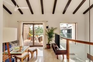 sala de estar con mesa y escritorio en Luxury 3bhk penthouse Candolim beach 10 mins, en Goa