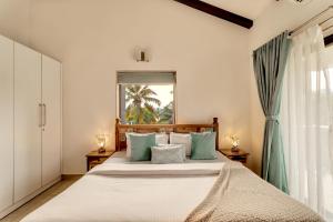Un dormitorio con una cama grande con almohadas azules. en Luxury 3bhk penthouse Candolim beach 10 mins, en Goa 43 fotos más