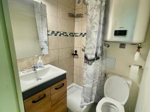 ein kleines Badezimmer mit Toilette und Waschbecken in der Unterkunft A 100m de la plage A3, Rez-de-chaussee in Cap d'Agde