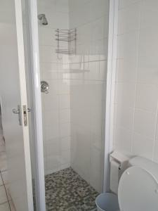 Bilik mandi di Smalstaan Upstairs in Herold's Bay +7 gambar