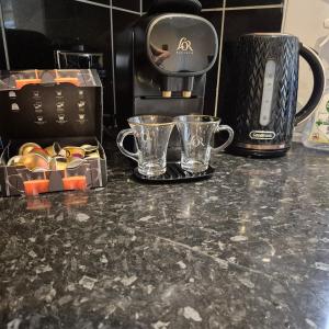 ブライトン＆ホーブにあるBeachfront, 2-bedroom, Sleeps 5, long staysのカップ2つ、コーヒーメーカー付きのカウンタートップ +11枚の写真