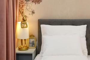 Postel nebo postele na pokoji v ubytování Vienna Hideaways - Boutique Stay with Secret Courtyard Access