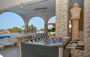 eine Partie Schach auf der Außenterrasse eines Resorts in der Unterkunft Nice Home In Marina Di Ragusa in Marina di Ragusa