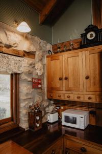 Η κουζίνα ή μικρή κουζίνα στο Broken Gum Country Retreat
