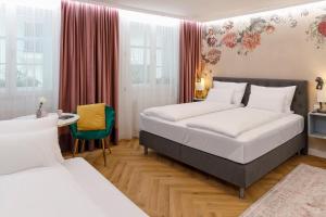 Postel nebo postele na pokoji v ubytování Vienna Hideaways - Boutique Stay with Secret Courtyard Access