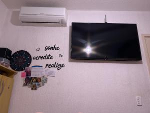 ein Flachbildfernseher, der an einer Wand hängt in der Unterkunft Condomínio Liberdade in Sao Jose do Rio Preto + 4 Fotos