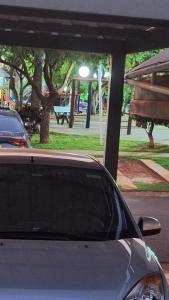 ein Auto, das an der Straßenseite geparkt ist in der Unterkunft Condomínio Liberdade in Sao Jose do Rio Preto