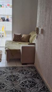 ein Schlafzimmer mit einem Bett und einem Teppich in der Unterkunft Condomínio Liberdade in Sao Jose do Rio Preto