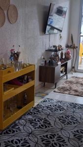 ein Wohnzimmer mit einem gelben Regal und einem Tisch in der Unterkunft Condomínio Liberdade in Sao Jose do Rio Preto