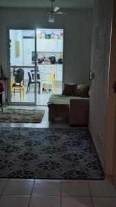 ein Wohnzimmer mit Sofa und Tisch in der Unterkunft Condomínio Liberdade in Sao Jose do Rio Preto