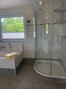 O baie la Chalet Yulia +39 fotografii