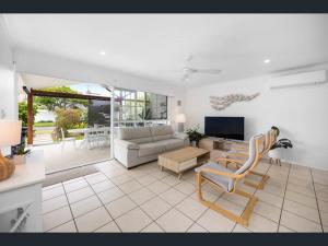 Μια τηλεόραση ή/και κέντρο ψυχαγωγίας στο Maroochydore Waters Holiday Apartment