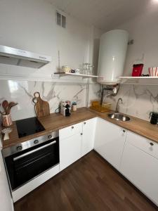 Η κουζίνα ή μικρή κουζίνα στο Appartements Cosy, Centre de Rosendaël, HomyNest
