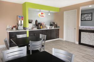 Kuchyň nebo kuchyňský kout v ubytování Super 8 by Wyndham Bryant Little Rock Area