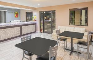 Posezení v ubytování Super 8 by Wyndham Bryant Little Rock Area