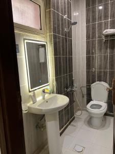 a bathroom with a toilet and a sink at فندق ريست ان الربوة in Medina +46 photos