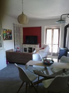 una sala de estar con una mesa y sillas en Casa nel Bosco, en Pino Torinese