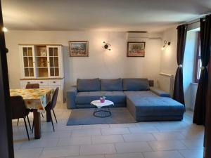 a living room with a blue couch and a table at Casa Felice in Bale